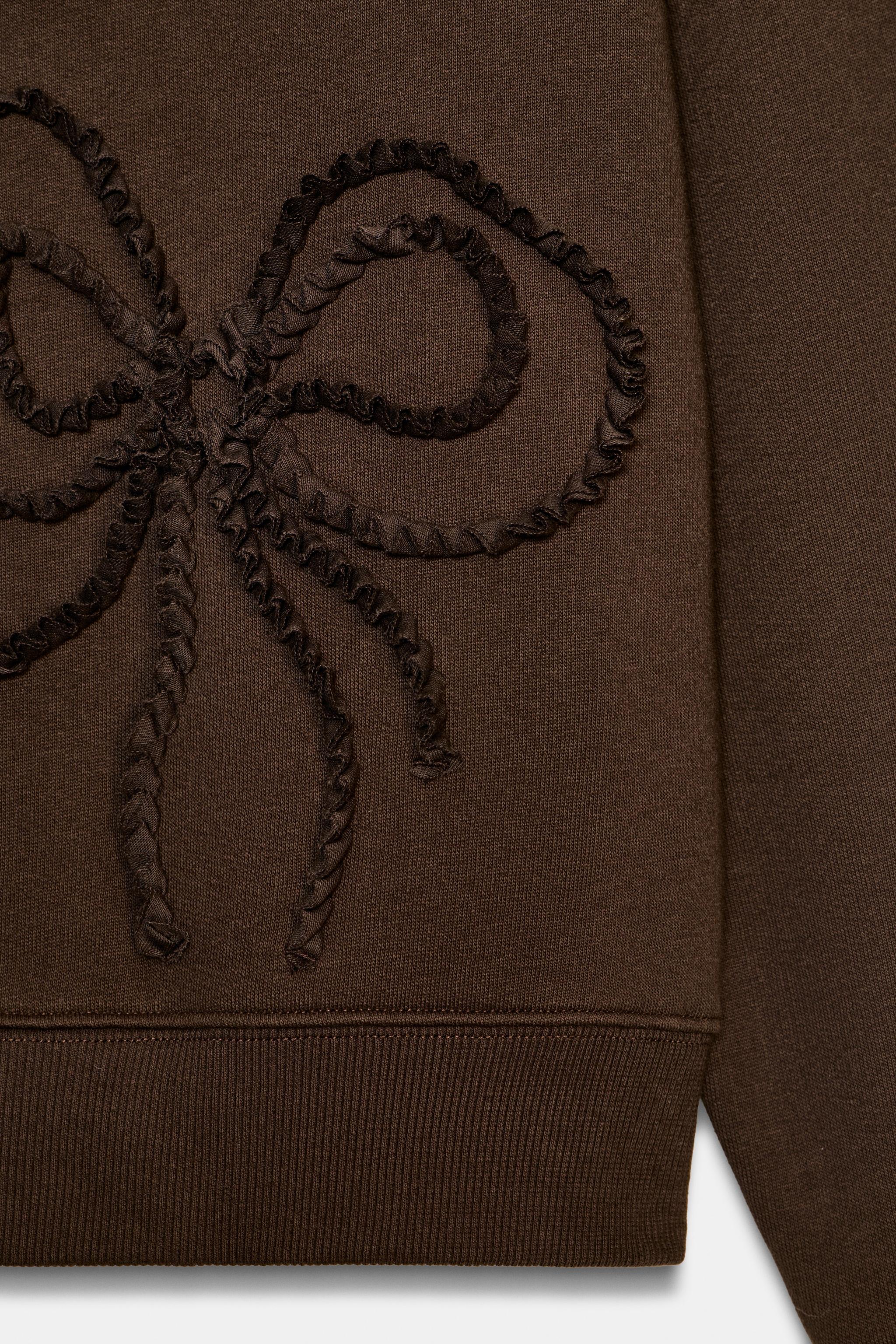 SWEAT LACETS EN RELIEF